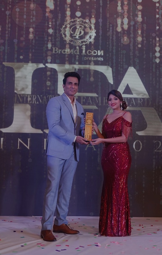 Niara Aesthetics receiving the International Fame Award 2023